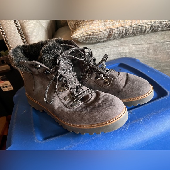 Gray Winter Boots with Rugged Sole and Plush Lining - Picture 2 of 5